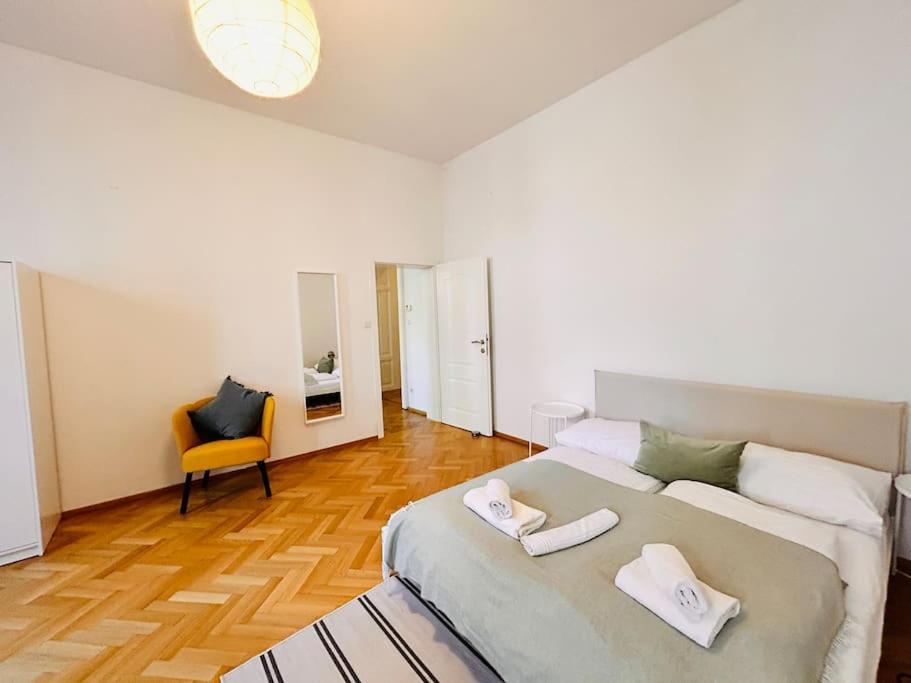 Geraeumiges Im Wiener Altbauflair * Wien