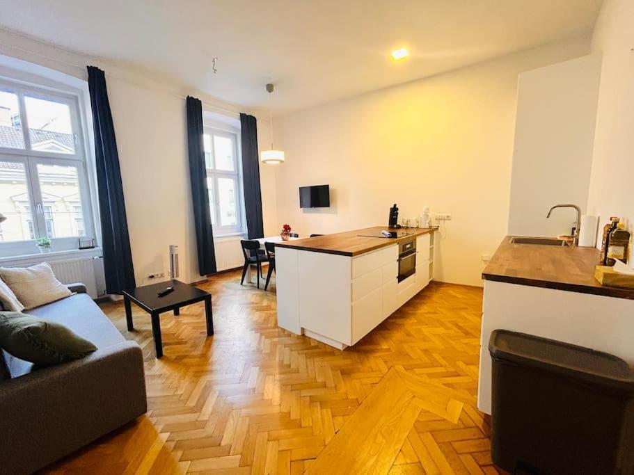 Geraeumiges Im Wiener Altbauflair Apartment *