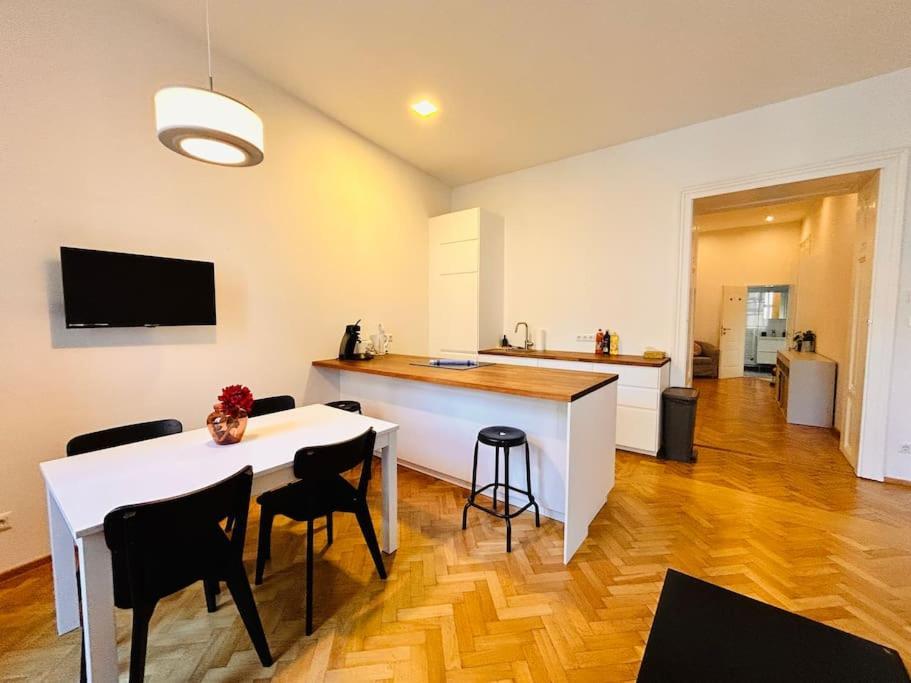Apartment Geraeumiges Im Wiener Altbauflair *