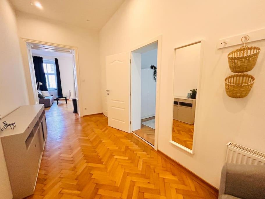 Geraeumiges Im Wiener Altbauflair Wien
