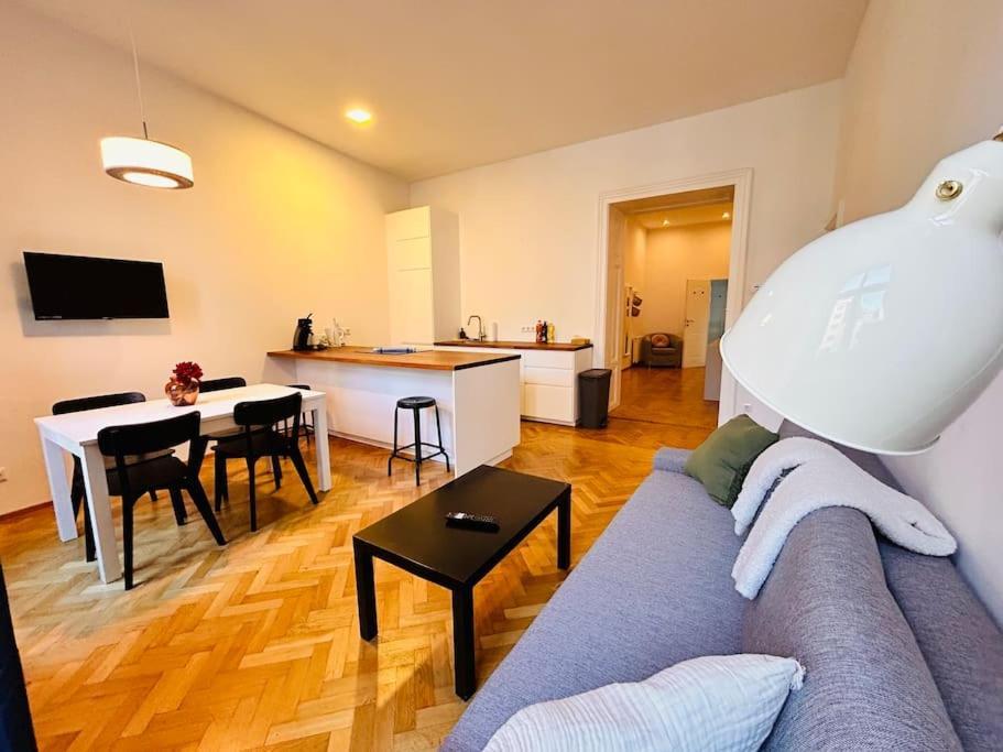 Geraeumiges Im Wiener Altbauflair Apartment *